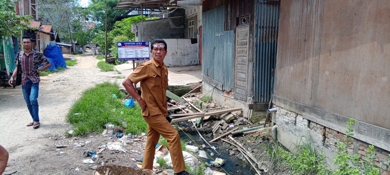 Wow Kepala DLH Aceh Timur Terjun Kelapangan Langsung Terima Masukan Dan Keluhan Masyarakat Tentang Parit Tersumbat